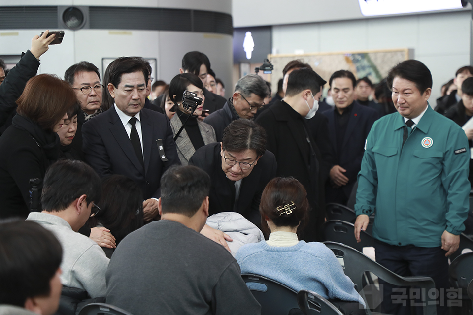 권성동 원내대표, 제주항공 여객기 사고 현장 방문