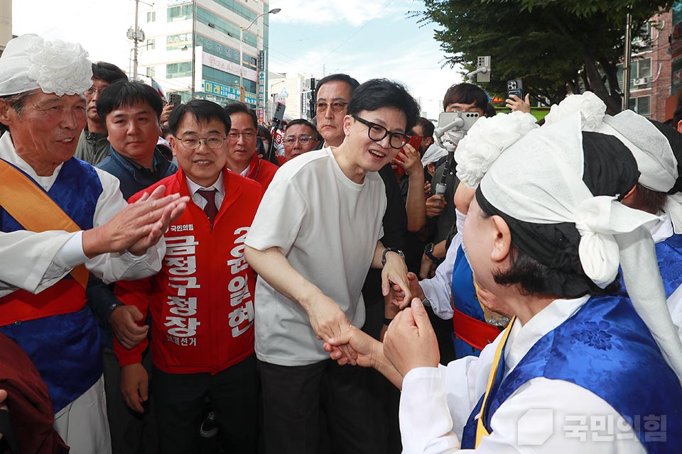 남산시장 '행복한 남산 금정애와야제' 축제 방문